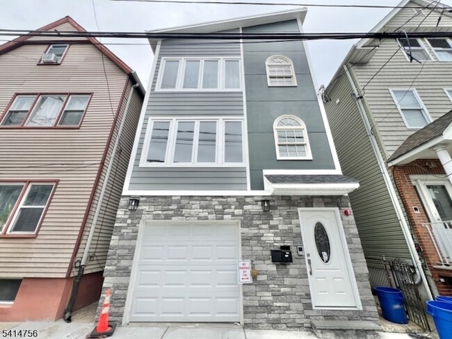 Building Photo - 40 Read St