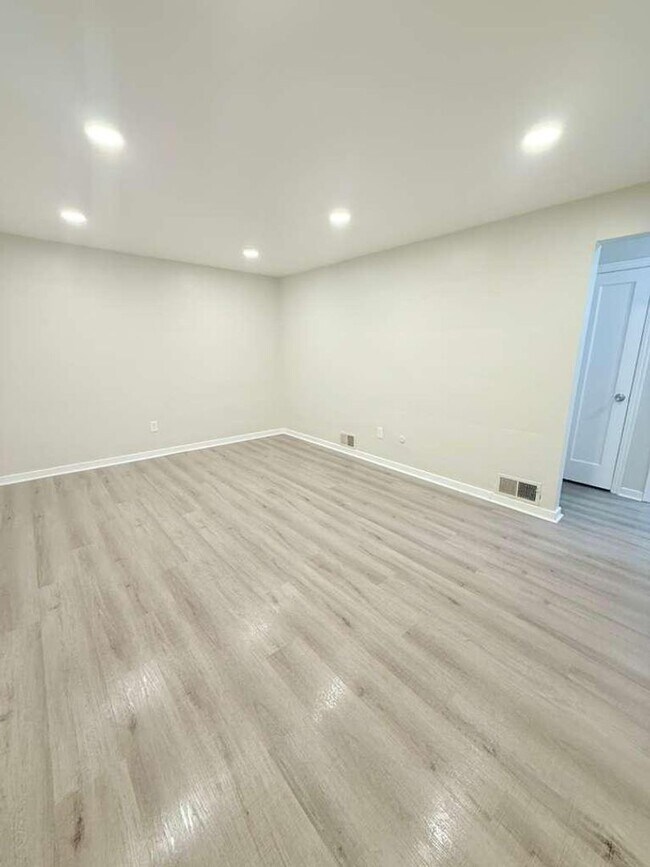 Building Photo - Spacious and beautifully updated 4-bedroom, 2-bath