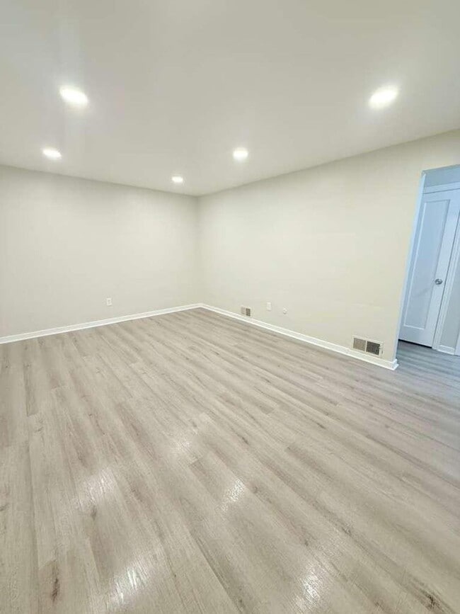 Building Photo - Spacious and beautifully updated 4-bedroom...