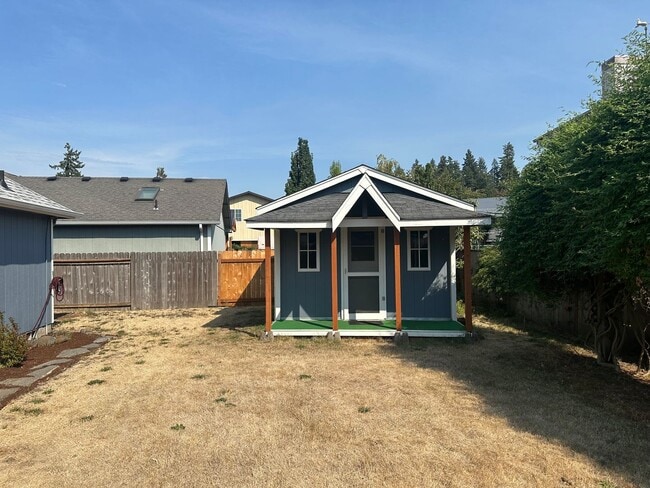 Building Photo - Beautiful 3 bedroom 2 bathroom house in a ...