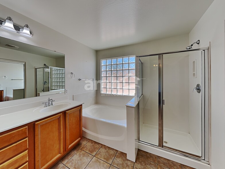 Building Photo - 9428 W Riverside Ave