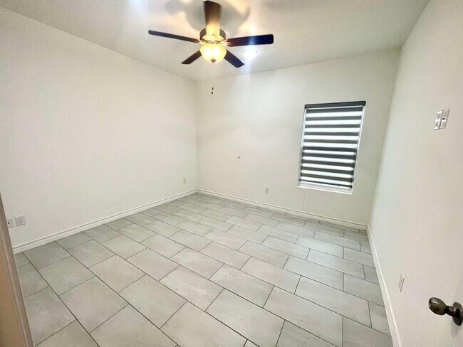 Building Photo - 9905 Kaspar Dr