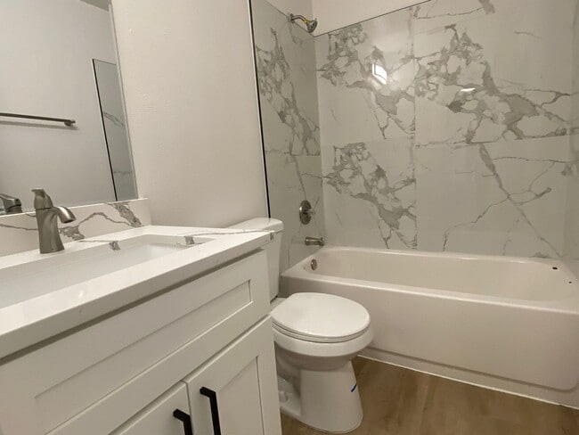 Building Photo - Stylish 4 Bedroom, 2 Bathroom Home with Gr...
