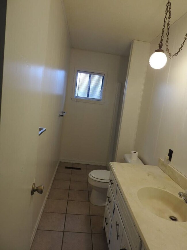Building Photo - Move-in Ready!  3-Bed, 2-Bath Farmington Home.  Fenced-in backyard + 2x Car Garage