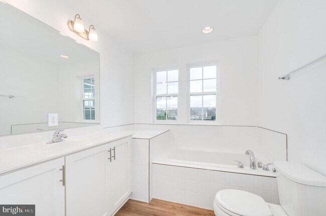 Building Photo - 301 Hillsdale Pl