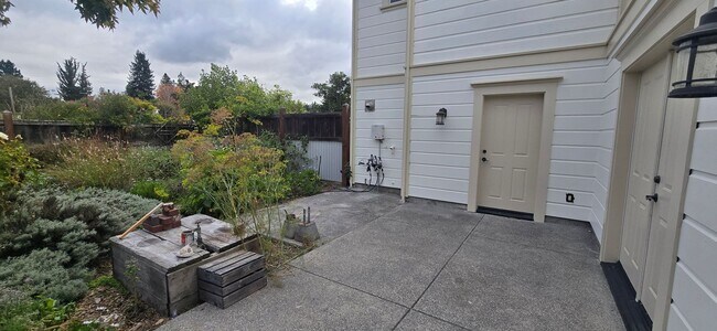 Building Photo - Beautiful Home With Incredible Views