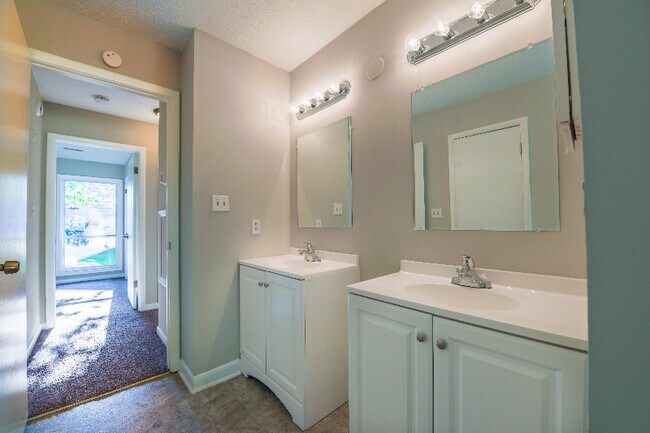 Building Photo - 7117 Tollhouse Dr