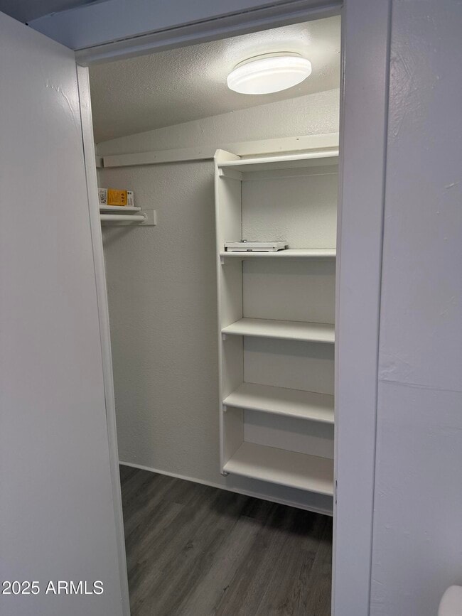 Building Photo - 2536 W Morten Ave