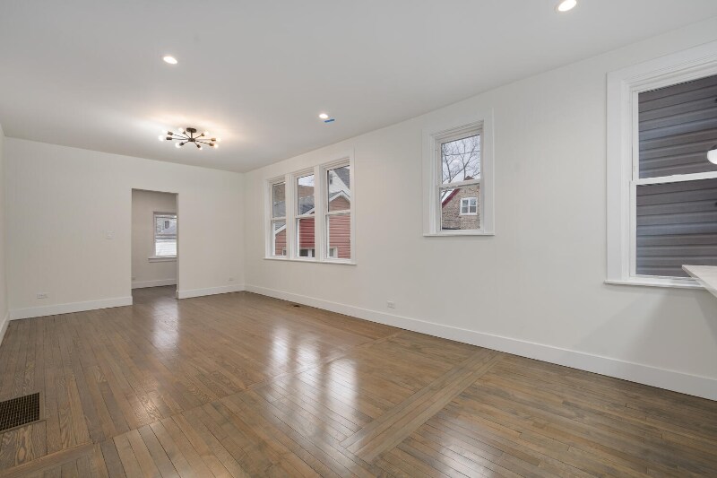 Building Photo - 2137 N Maplewood Ave