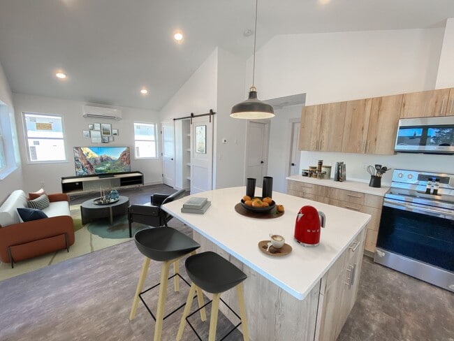 Building Photo - AVAILABLE JULY - Modern Farmhouse Style 2 Bed 1 Bath Home