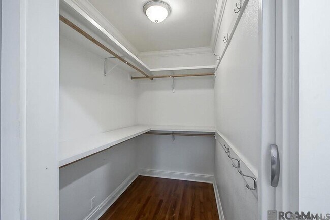 Building Photo - 327 Marion Dr