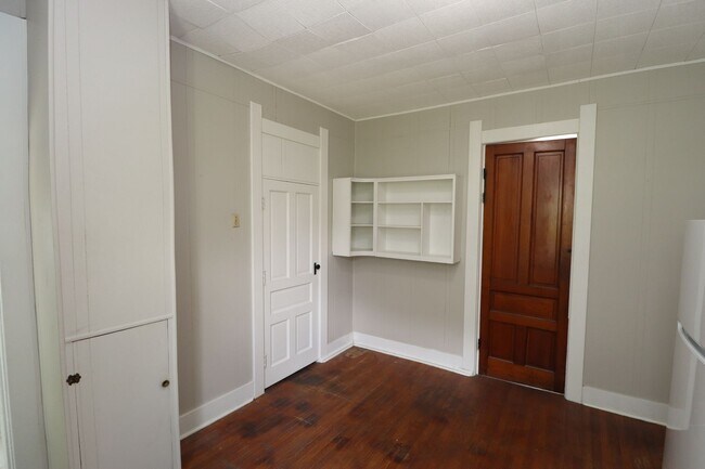 Building Photo - Charming Two Bedroom Unit in the Heart of ...