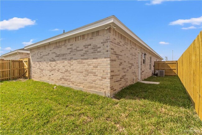Building Photo - 2804 E Israel Ave