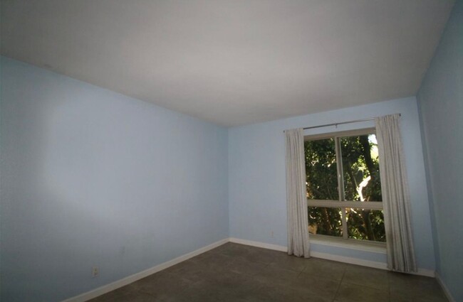 Building Photo - 2 bed/2 bath condo! Walking distance to Wh...