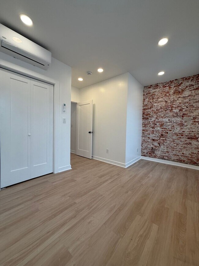 Building Photo - Fully Renovated 1-BR Apartment - Available...