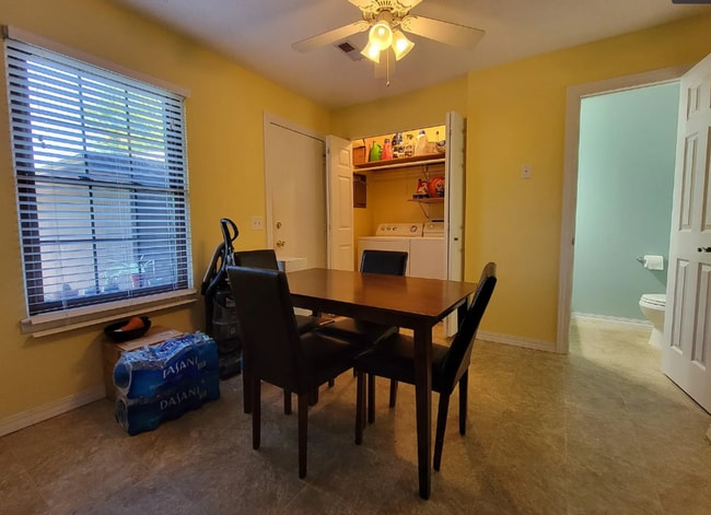 Building Photo - 1605 Lyndhurst Dr