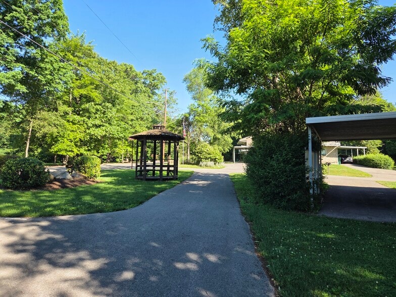Private drive next to house. - 102 Stonecrest