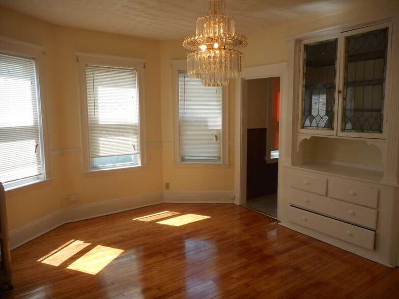 Building Photo - 58 Lithgow St
