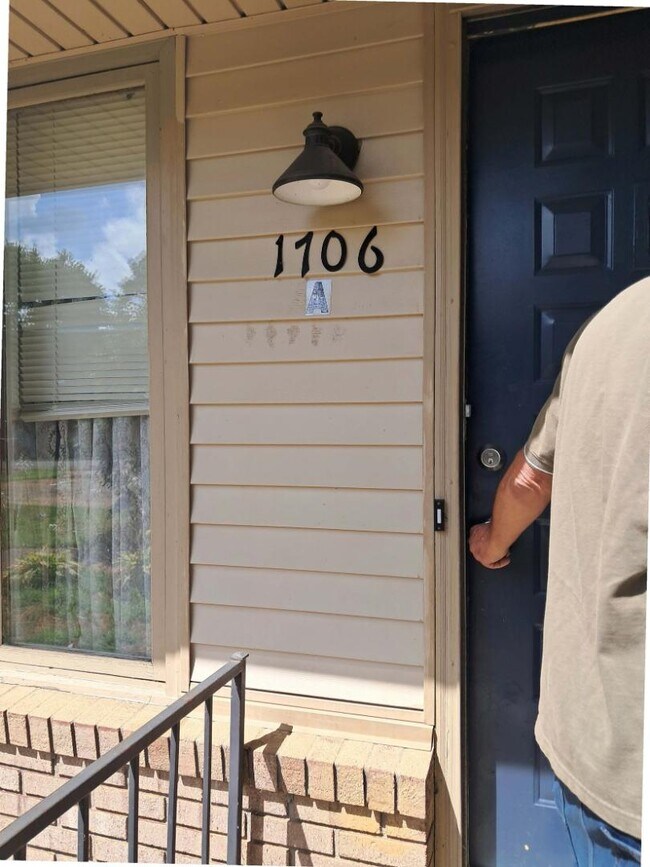 Building Photo - 1706 Ridgewood Dr