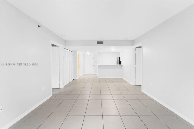 Building Photo - 2642 Collins Ave