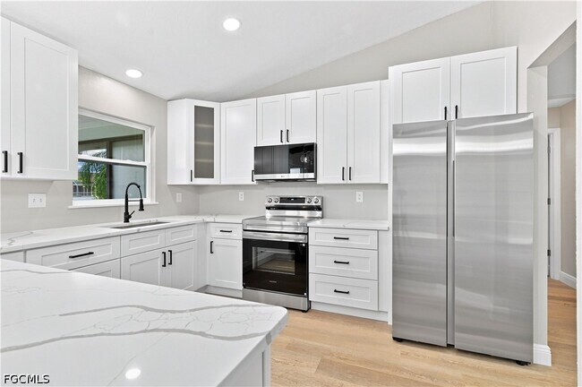 Building Photo - 903 SE 20th Ct