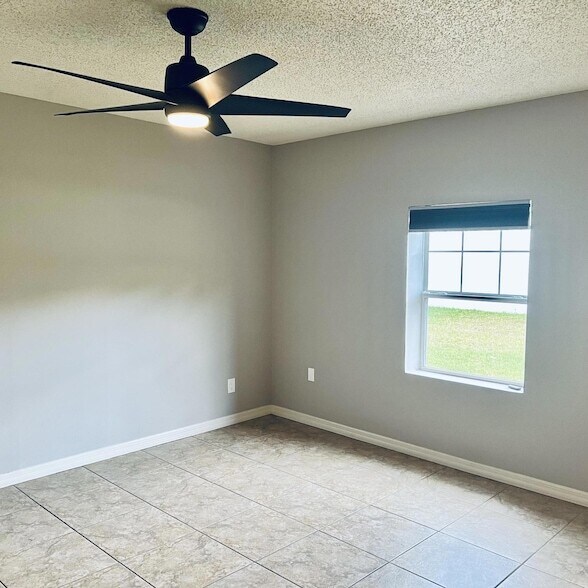 Building Photo - 530 SW Prima Vista Blvd