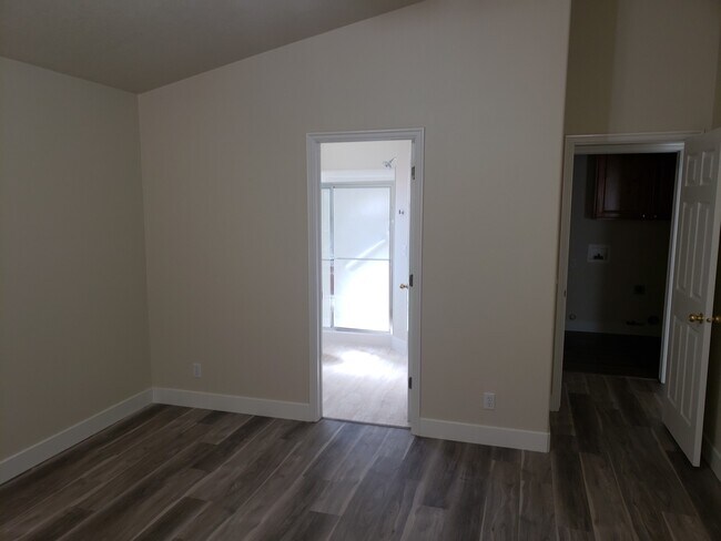 Building Photo - Bright Home with 2 Car Garage