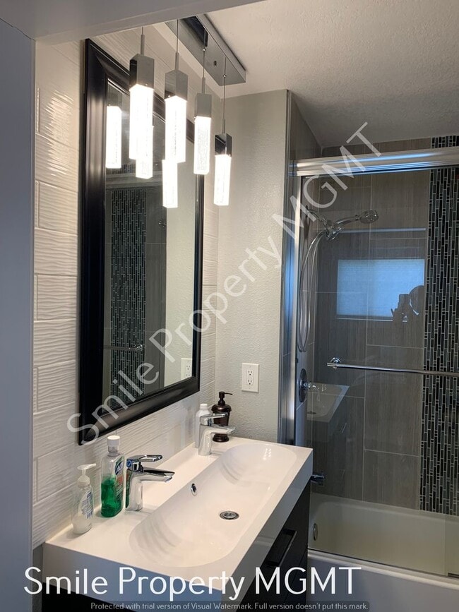 Building Photo - Spacious 4 bedrooms Home in SE Portland