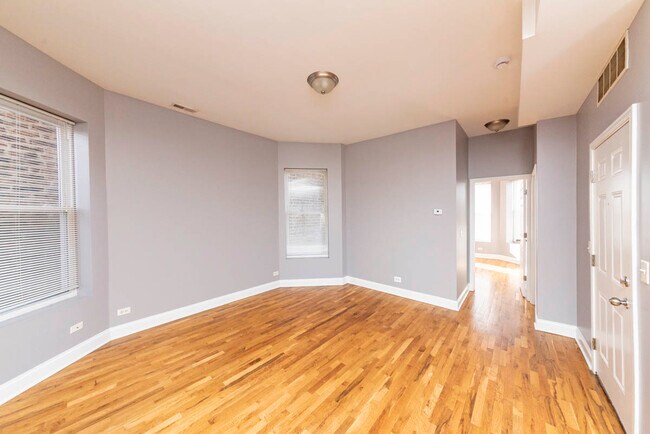 Building Photo - 7237 S Ridgeland Ave