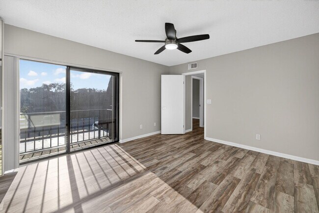 Building Photo - 5612 SE Riverboat Dr
