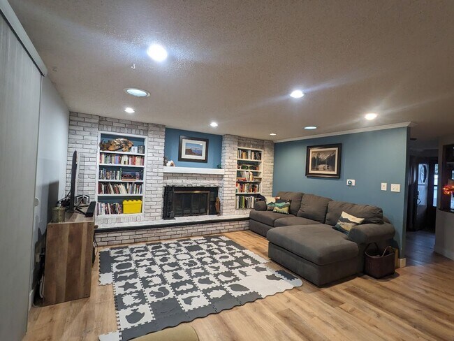 Building Photo - Beautiful open floorplan - 3 Bedroom/ 2 Bath - HUGE fenced backyard