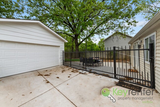 Building Photo - Delano District | Renovated 3 Bedroom 3 Ba...