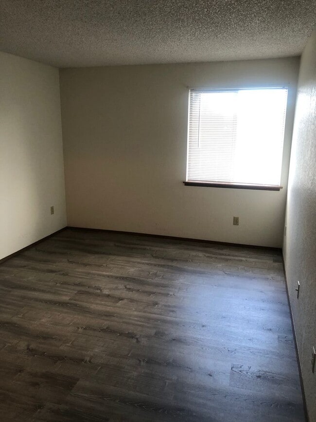 Building Photo - 2 Bed/1 Bath, 1000 SqFt, Utilities Pd, Fir...