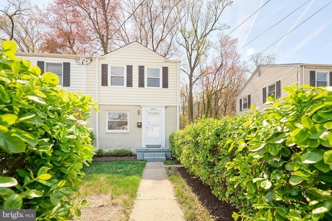 Building Photo - 2319 Riverview Terrace