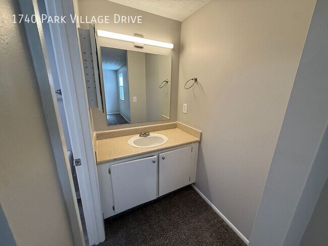 Building Photo - 1740 Park Village Dr