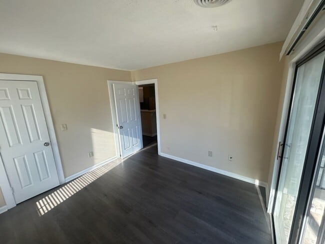 Building Photo - 4711 Cobblestone Drive, Unit E1