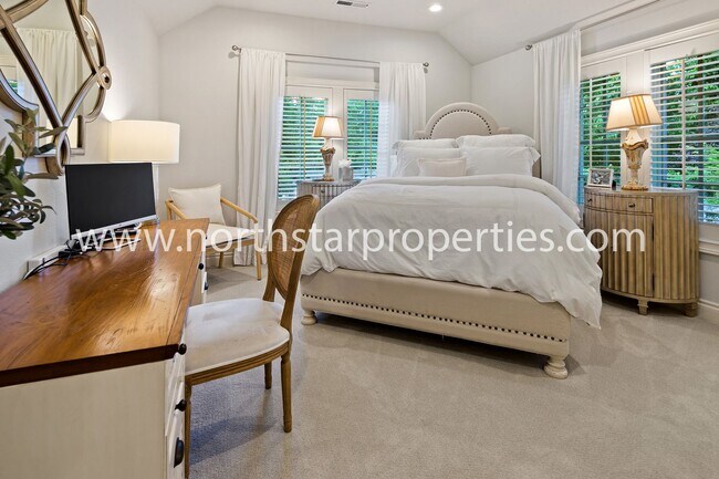 Building Photo - Custom Built Lake Oswego Home Near Lakerid...
