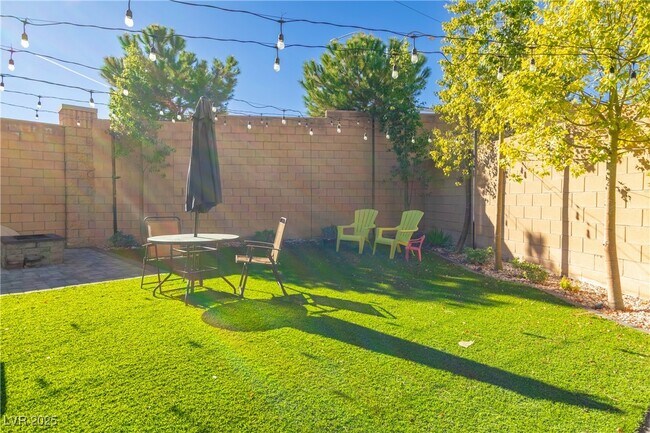 Building Photo - 10331 Western Pine Ave