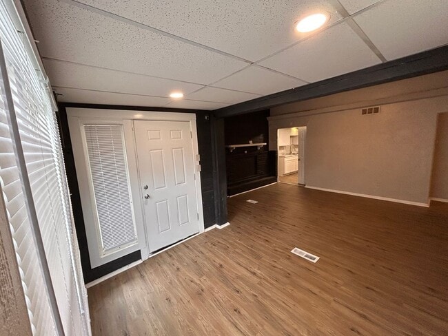 Building Photo - Easy and Breezy on Lakeview