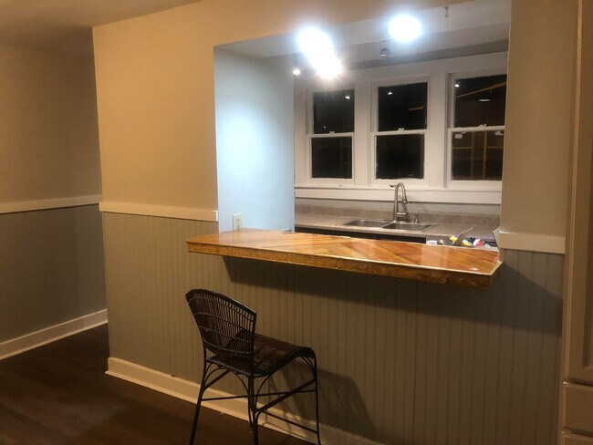 Eat In Bar - 2098 Cowden Ave