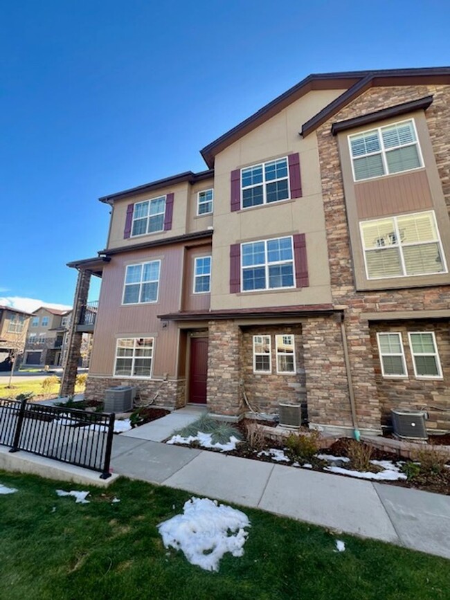 Building Photo - Stunning 2 Bed, 2.5 Bath Townhome