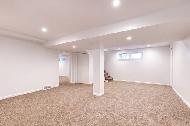 Building Photo - 1301 Hollingsworth Rd