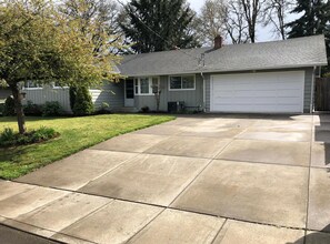 Building Photo - Stylish & Spacious 3-Bedroom Home in SE Sa...