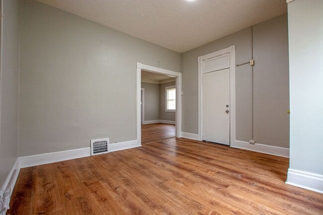 Building Photo - 2 Bedroom / 1 Bath House