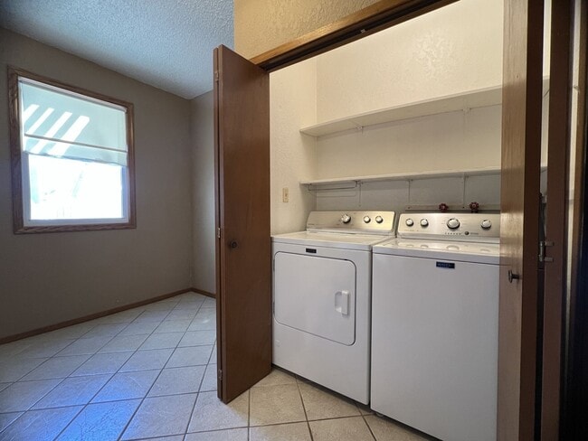 Building Photo - DUBUQUE:  NICE Duplex, hardwood floors, Ce...