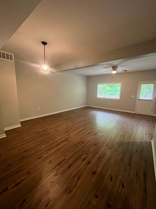Building Photo - 3-Bedroom Townhome Covington
