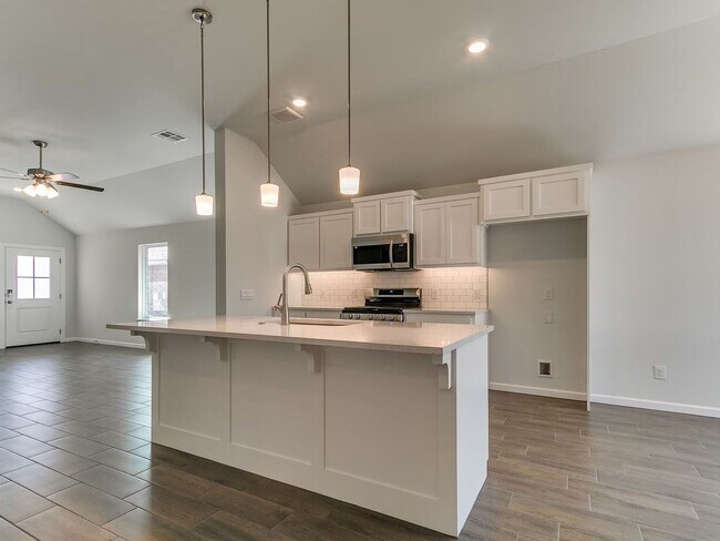 Building Photo - 1st Month Free - Stunning New Home!