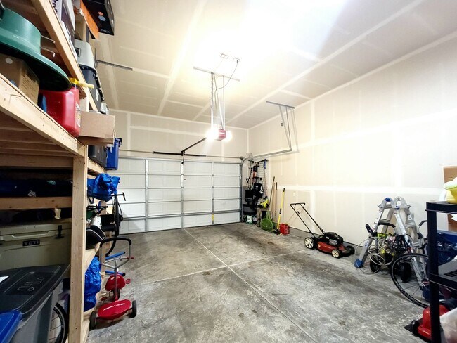 Building Photo - Spacious, Modern and Immaculate 4 bedroom, Convenient Location in Poulsbo