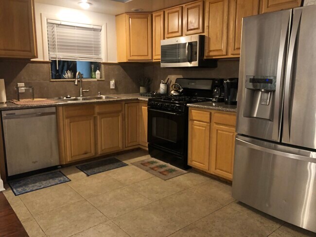 Building Photo - 14331 Cedarwood St