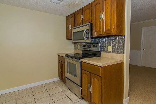 Building Photo - Spacious 3-Bedroom, 2-Bath Condo Available!